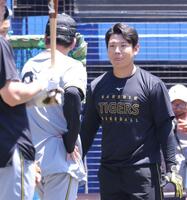 打撃練習中、藤川監督（左）と話す嶋村（撮影・西岡正）