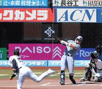 １回、唐川から右越えソロを放つ佐藤輝（撮影・伊藤笙子）