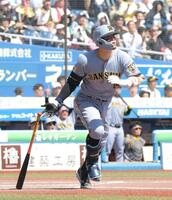 １回、右越えに先制ソロを放つ佐藤輝（撮影・西岡正）