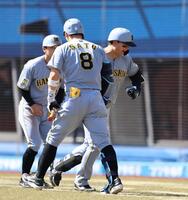 ３回、勝ち越し２ランを放った森下は佐藤輝に迎えられる（撮影・山口登）