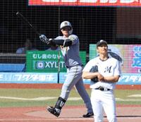 ５回、唐川（手前）から２打席連発となる左越えソロを放つ森下（撮影・伊藤笙子）