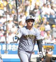 ５回、ソロを放ち、バットを投げる森下（撮影・西岡正）