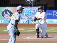 ８回、岩崎（手前）の前に空振り三振に倒れる安田（撮影・伊藤笙子）