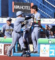 ５回、２打席連発となる左越えソロを放ち、出迎えた立石（中央右）に激励のパンチをする森下（同左）＝撮影・伊藤笙子
