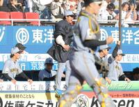 勝利の瞬間、ベンチからジャンプする村上（中央）＝撮影・西岡正