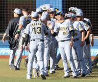好リリーフを見せた岩崎（左）と勝利のハイタッチをする藤川監督（撮影・伊藤笙子）