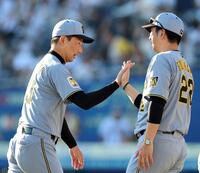 ロッテに勝利し藤川監督とタッチする岩崎（左）＝撮影・山口登