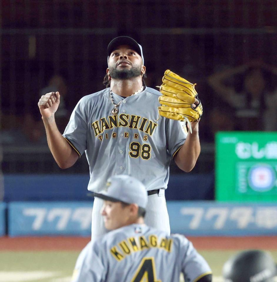 　最後を締め、天を見上げるドリス（撮影・伊藤笙子）