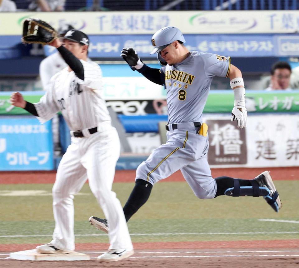 　８回、激走で内野安打を奪う佐藤輝（撮影・伊藤笙子）