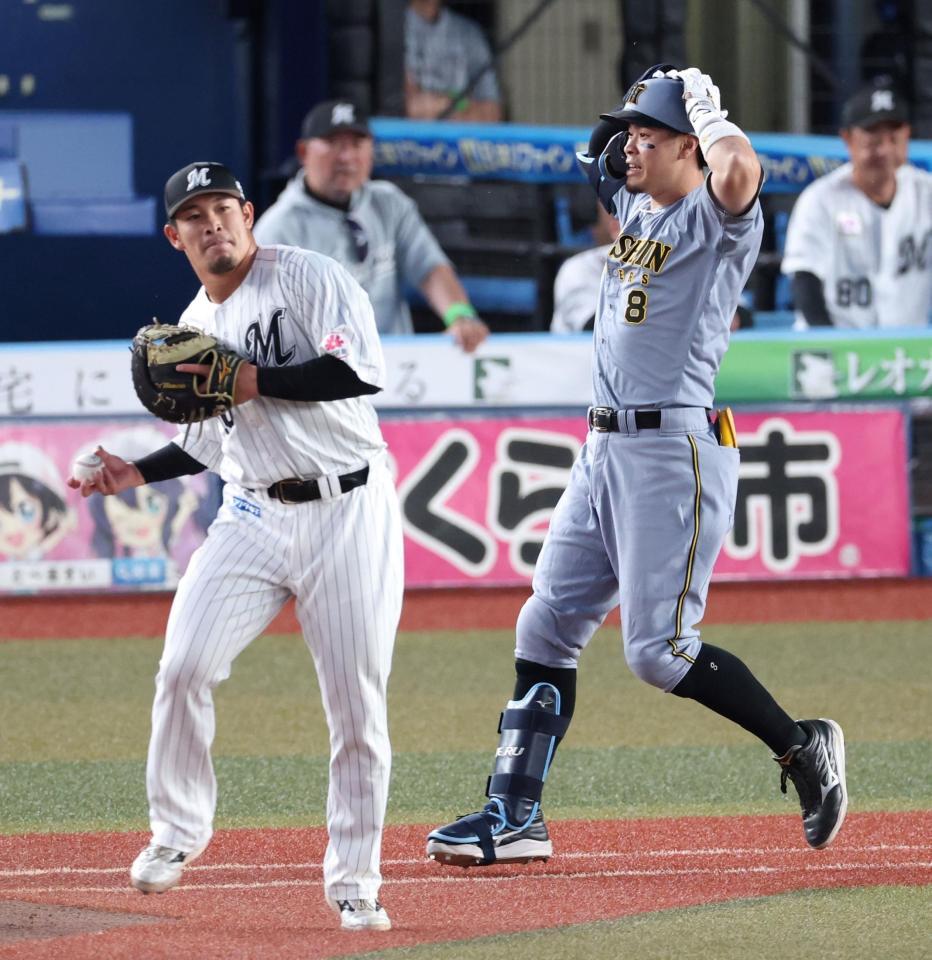 ３回、一ゴロに倒れ、頭を抱える佐藤輝（左は一塁手の池田）＝撮影・伊藤笙子