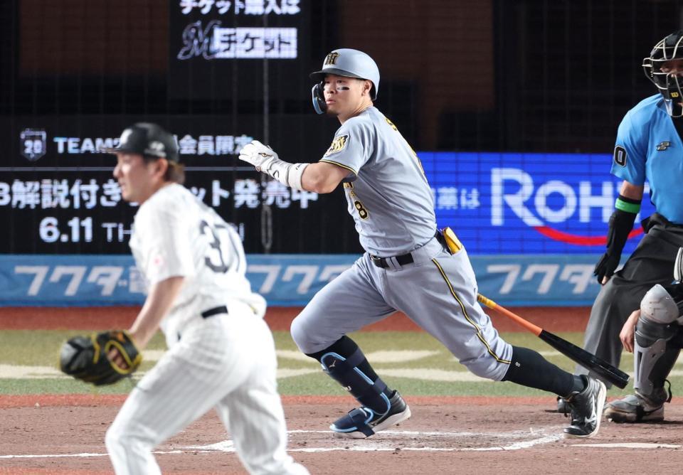 ８回、小野（手前）から二塁への内野安打を放つ佐藤輝（撮影・伊藤笙子）