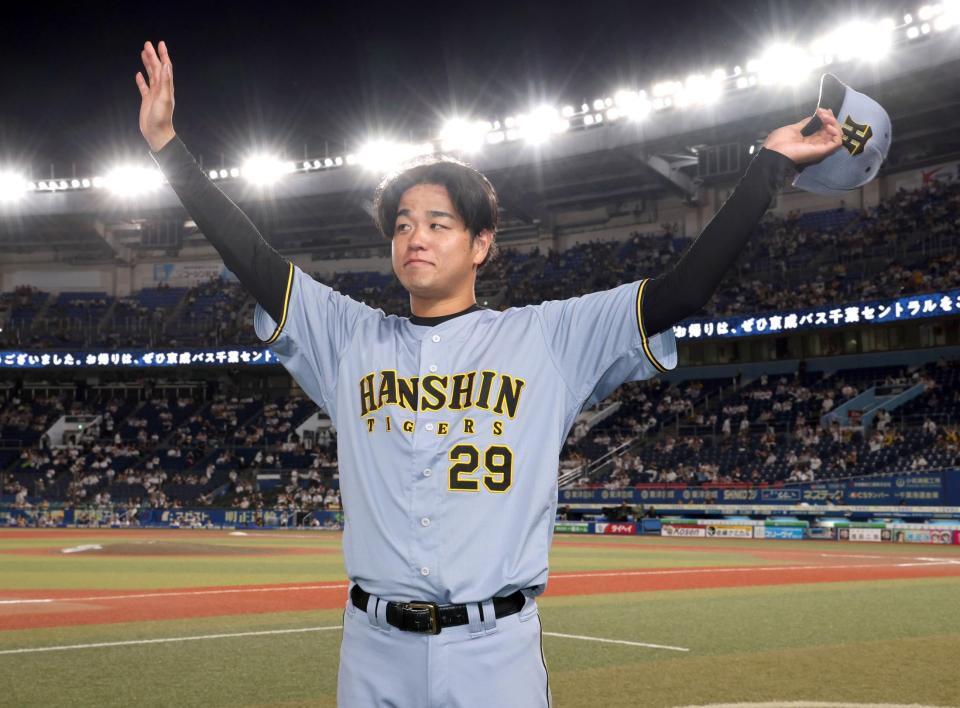 高橋はヒーローインタビューを終え、ファンの声援に応える（撮影・山口登）