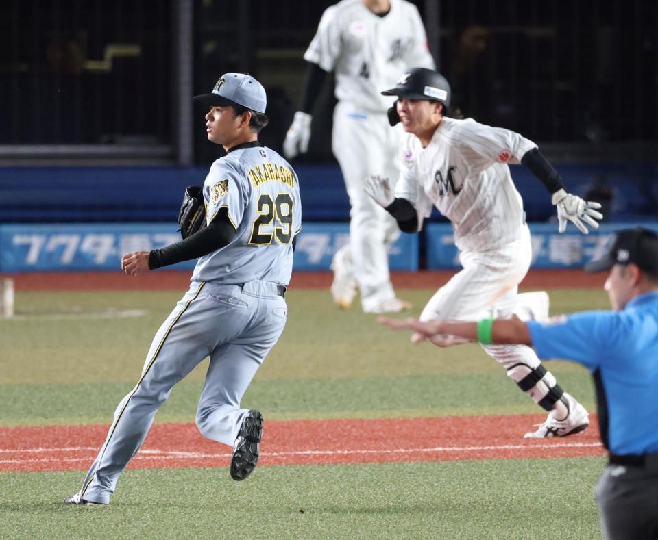 ８回、高部（奥）を二ゴロに打ち取った高橋（撮影・伊藤笙子）