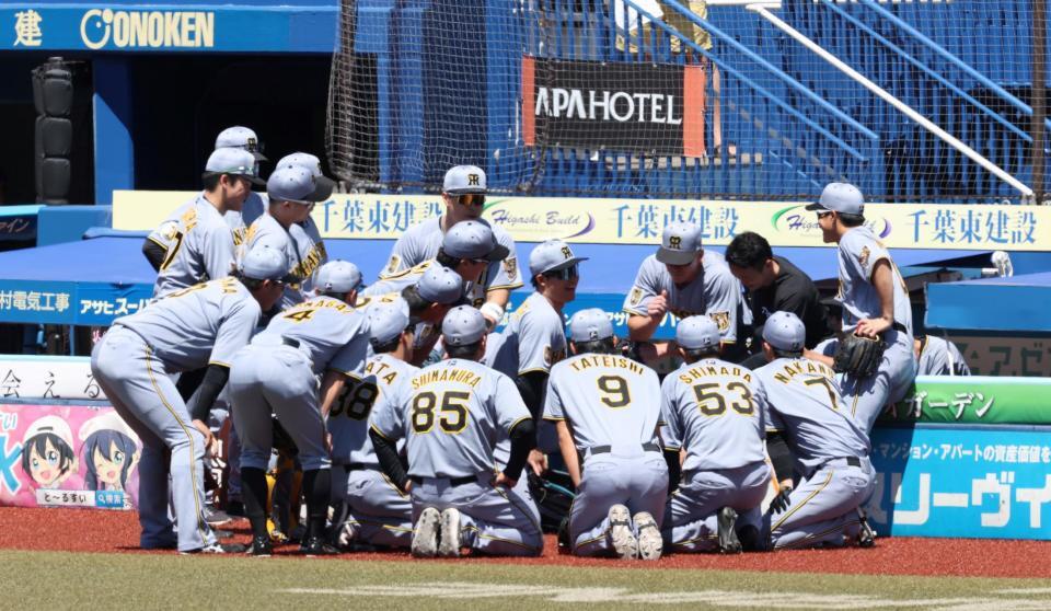 試合前、円陣を組む阪神ナイン（撮影・伊藤笙子）