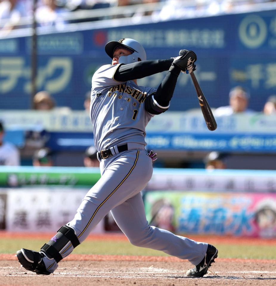 ５回、左越えにソロを放つ森下（撮影・山口登）