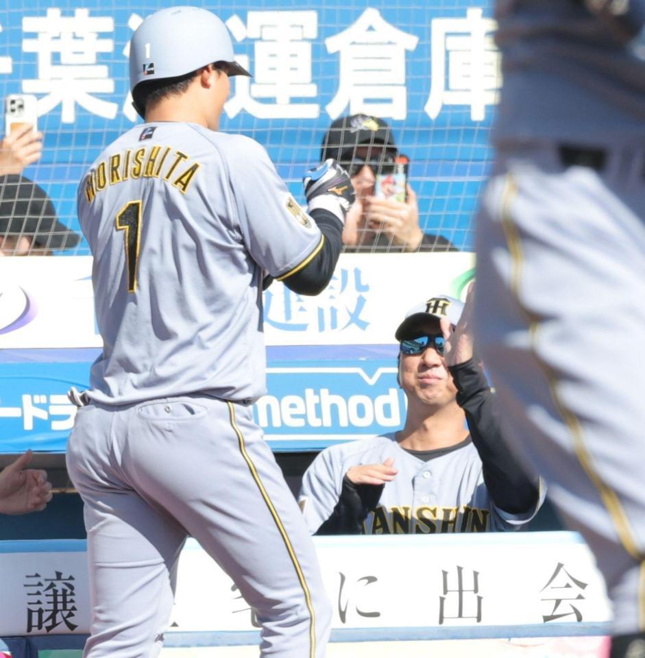 ５回、ソロを放った森下（左）を祝福する藤川監督（撮影・西岡正）