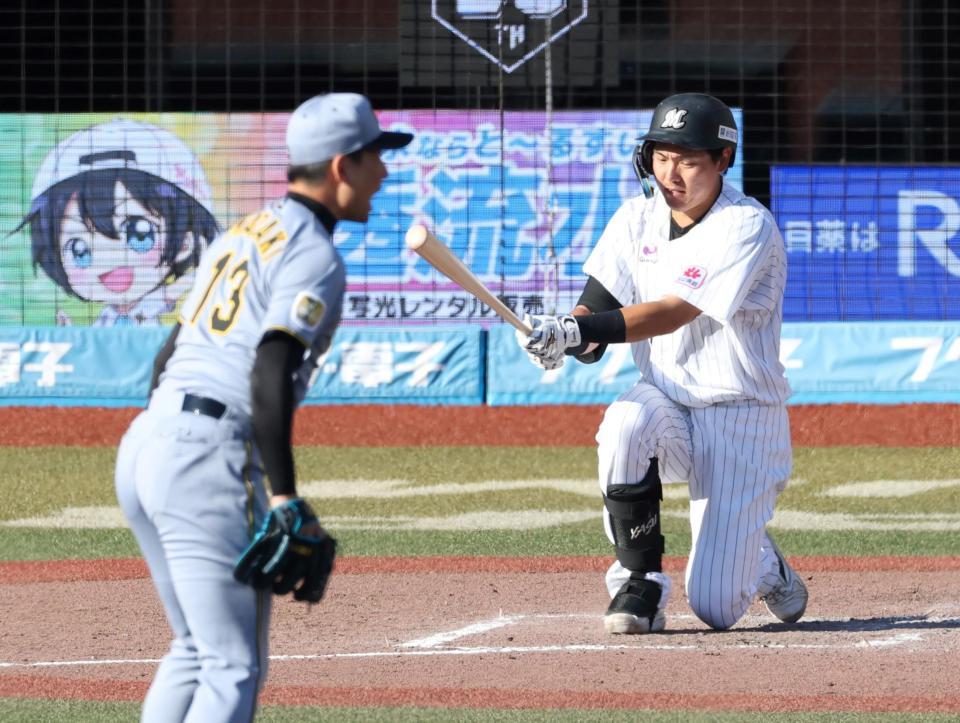 ８回、岩崎（手前）の前に空振り三振に倒れる安田（撮影・伊藤笙子）