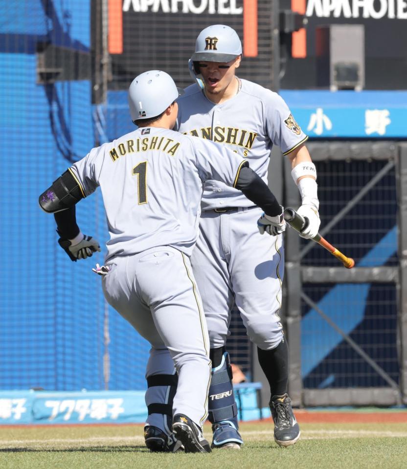 ５回、ソロを放った森下（左）を祝福する佐藤輝（撮影・西岡正）