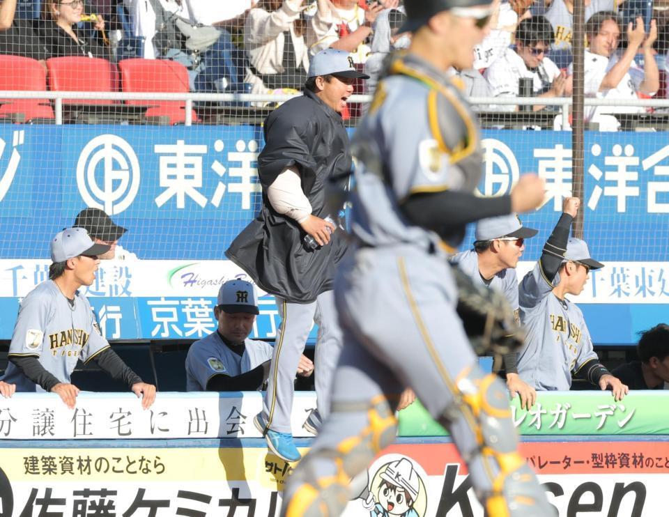 勝利の瞬間、ベンチからジャンプする村上（中央）＝撮影・西岡正