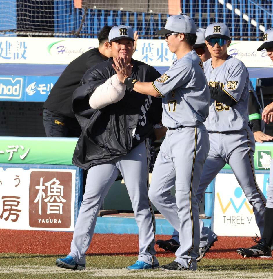 勝利を挙げ、伏見（右）とハイタッチする村上（撮影・伊藤笙子）