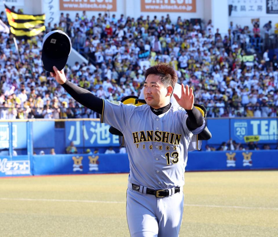 ヒーローインタビューを終えファンの声援に応える岩崎（撮影・山口登）