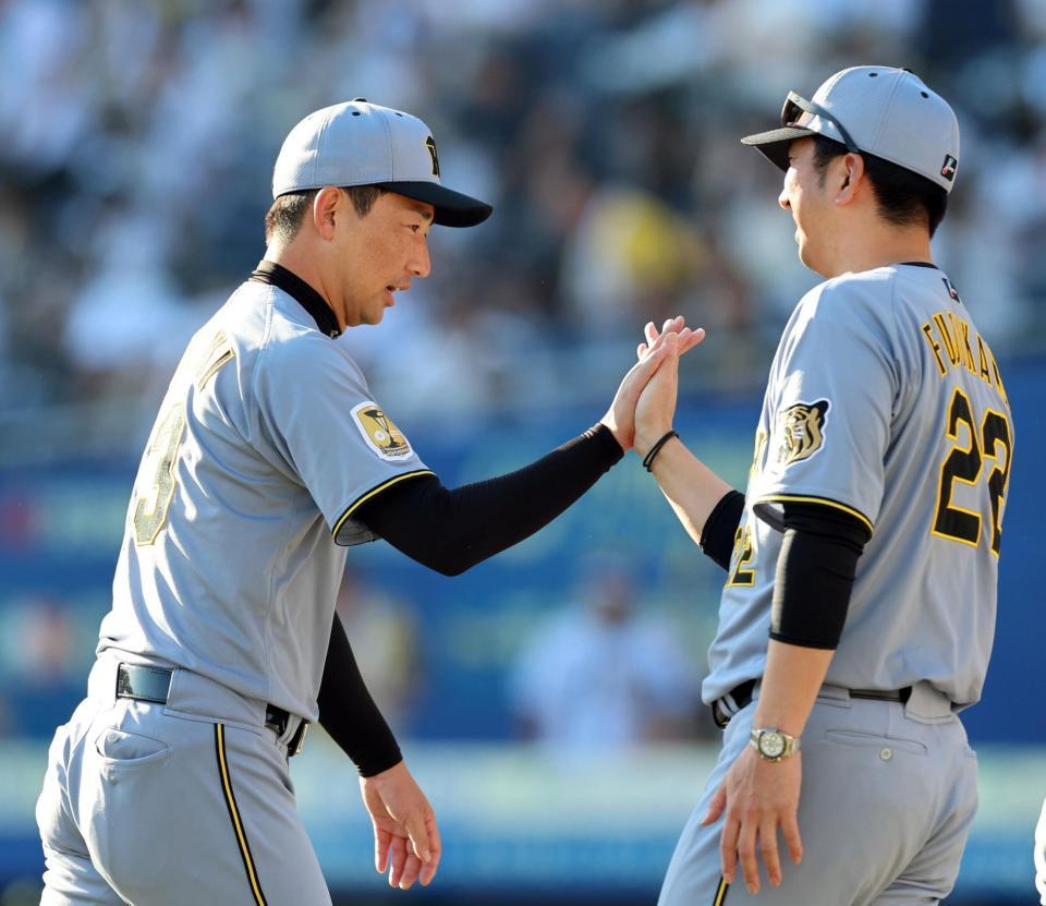 ロッテに勝利し藤川監督とタッチする岩崎（左）＝撮影・山口登