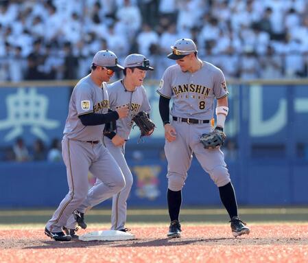 勝利を喜ぶ（左から）森下、高寺、佐藤輝（撮影・山口登）