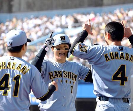 　５回、森下はソロを放ちナインに迎えられる（撮影・山口登）