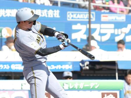 ５回、左越えソロを放つ森下（撮影・西岡正）