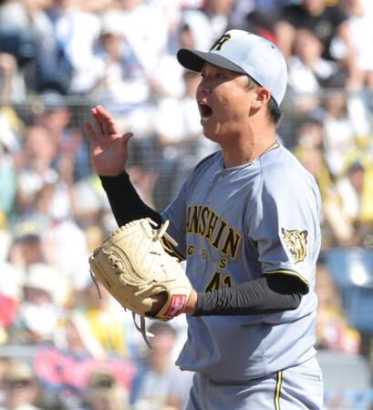 ４回、ポランコを空振り三振に打ち取り、グラブをたたく村上（撮影・西岡正）