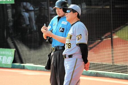 ６回、交代を告げる平田監督