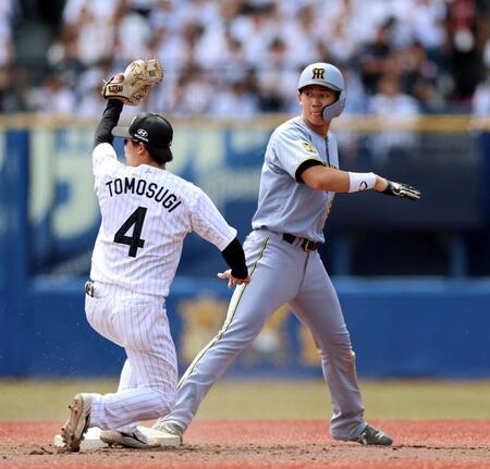 ４回、盗塁を決める立石（撮影・山口登）