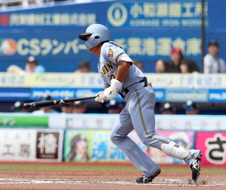 ４回、中前打を放つ立石（撮影・山口登）
