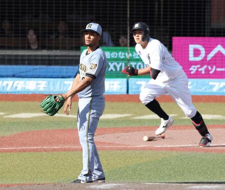 ８回、山口（奥）に勝ち越し２点適時二塁打を浴びるモレッタ（撮影・伊藤笙子）