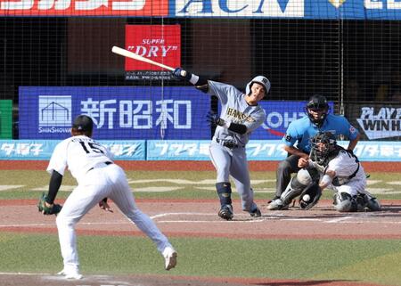 ９回、横山（手前）の前に空振り三振に倒れる木浪（撮影・伊藤笙子）