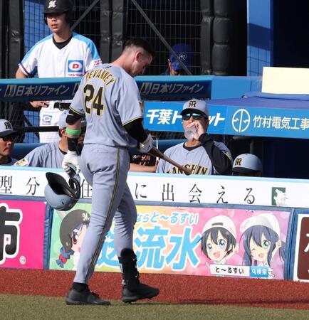９回、好機で三振に倒れたディベイニー（手前）を見る藤川監督（撮影・伊藤笙子）