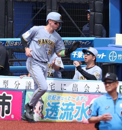 ３回、梅野の併殺打の間に生還したディベイニー（左）を迎えるも、スルーされる藤川監督（撮影・伊藤笙子）
