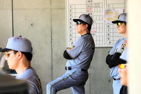 戦況を見つめる平田監督