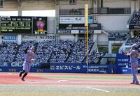 　１回、先制ソロを放ちベースを回る佐藤輝（撮影・山口登）