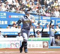 　１回、右越えに先制ソロを放つ佐藤輝（撮影・西岡正）