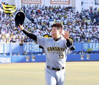 　ヒーローインタビューを終えファンの声援に応える岩崎（撮影・山口登）　