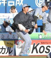 　勝利の瞬間、ベンチを飛び出す村上（撮影・西岡正）