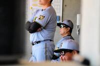 １回、守備のミスが連発し厳しい表情を浮かべる平田監督