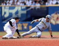 ４回、盗塁を決める立石（撮影・山口登）