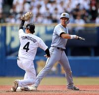 ４回、盗塁を決める立石（撮影・山口登）