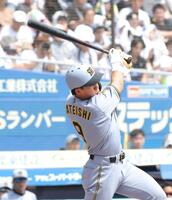 ４回、中前打を放つ立石（撮影・西岡正）