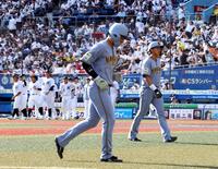 試合終了しベンチに戻る高寺（手前）と立石（撮影・山口登）