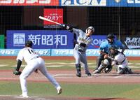 ９回、横山（手前）の前に空振り三振に倒れる木浪（撮影・伊藤笙子）