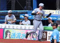 ３回、梅野の併殺打の間に生還したディベイニー（右）とハイタッチできず、思わず苦笑いの藤川監督（撮影・伊藤笙子）