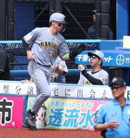 ３回、梅野の併殺打の間に生還したディベイニー（左）を迎えるも、スルーされる藤川監督（撮影・伊藤笙子）
